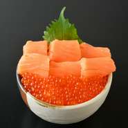 人気のサーモン・いくらが乗った海鮮丼