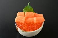 人気のサーモン・いくらが乗った海鮮丼