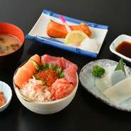 ５種丼（まぐろ・サーモン・いくら・かに・ほたて）／いか刺し／ハラス焼き／みそ汁／小鉢