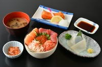 ５種丼（まぐろ・サーモン・いくら・かに・ほたて）／いか刺し／ハラス焼き／みそ汁／小鉢