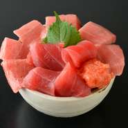 赤身・中とろ・ネギトロの乗ったまぐろ尽くしの海鮮丼
