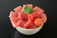 赤身・中とろ・ネギトロの乗ったまぐろ尽くしの海鮮丼