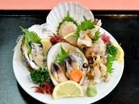 帆立をはじめ、新鮮な海の幸をたっぷりと味わう贅沢盛り。内容は時期によって異なります。心地よい食感が鮮度の良さを物語ります。