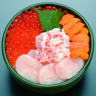 人気の食材たちが集結『栄屋丼』