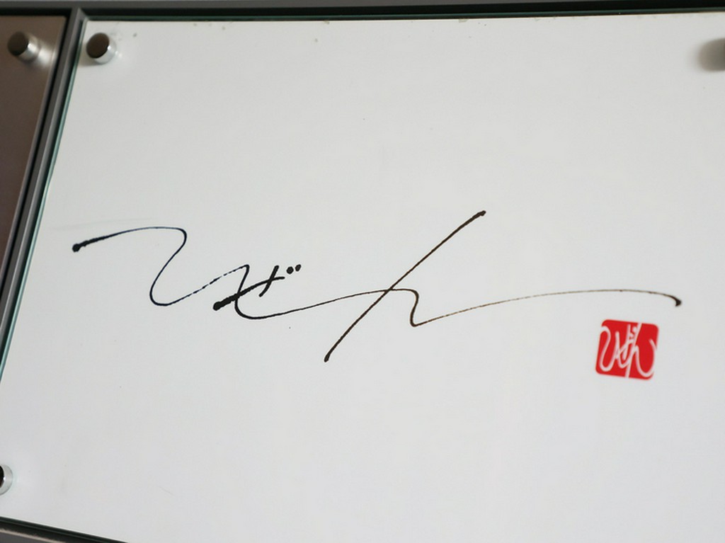 看板にはあえて店名のみ。ビルの最上階に佇む、知る人ぞ知る名店