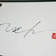 シンプルな暖簾をくぐると広がる、洗練されたオシャレな空間。提供される寿司や季節の逸品とのギャップも魅力です。店主の繊細な技が生み出す料理を味わいに、舌の肥えたゲストが次々来店。特別な会食に最適です。