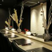 寿司店のイメージと一線を画す、洗練されたデザインの空間は【ひぜん】の特徴。非日常感漂うスタイリッシュなカウンターで、一期一会のおまかせコースを堪能してみませんか。