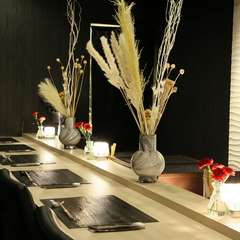 黒を基調としたハイセンスな空間で過ごす、2人だけの特別な時間