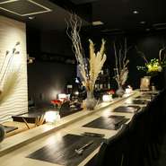 洗練された店内で、店主おまかせのコースをゆったりと味わえる【ひぜん】は、接待にも最適です。カウンターのみで構成されたプライベートな空間と、心に残る料理で大切なゲストを“おもてなし”してみませんか。