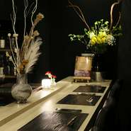 初めは少し敷居が高く感じるかもしれませんが、心配無用。扉を開ければ店主が温かく迎え入れてくれ、料理のおいしさに緊張も忘れてしまいます。回らない寿司店初心者の方も歓迎！お手頃なコースからお試しください！