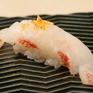 今宵ゲストが巡り合う魚介たちは、いずれも熟練の店主が自信を持って薦める逸品。上質な素材をシンプルに味わう寿司で、贅沢な一口を味わいませんか。