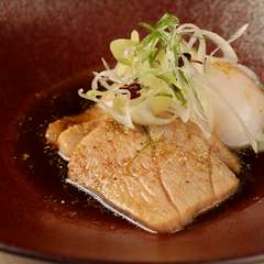 器の中で繊細に組み立てられた旬の食材