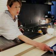 店主兼料理人である、夫・片江力氏を支える片江美智代氏。店主は料理人である父の背中を見て育ち、ホテルの和食店を皮切りに都内の飲食店や、先代である父の店【鮨処　肥前】で修業を積み重ね、確かな調理技術を修得してきた実力派。味だけでなく、閃きから生まれる秀逸な盛り付けでも多くの人々に喜びを与えてきた。熟練の料理人と共に今日も、和とモダンの趣きを醸す【ひぜん】にて、ゲストが満足するおもてなしを追求している。