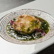 本日の料理の一例。高級食材の鮑を丸ごと使用した、インパクト抜群な一皿。衣をまとってカラリと揚がった鮑は旨味が凝縮。アオサ海苔をたっぷりと加えた和風餡は、トロリと優しく包み込むようなおいしさです。