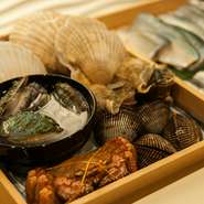 ゲストの舌を満足させる料理を提供するために必要なのは、妥協のない素材選び。【ひぜん】では「いつも期待通りの新鮮な魚貝を用意してもらえる」と片江氏が信頼を寄せる鮮魚店から買い付けをしています。