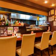 ゆったりとしたカウンター席は、1人でも気軽に利用できます。凄腕シェフが織りなす美食に集中するもよし、気さくな料理人との会話を楽しむもよし。どの楽しみ方をするのかはあなた次第です。