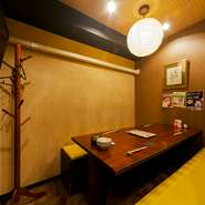 6名まで利用できる半個室が用意されています。友人とのちょっとした食事など、カジュアルな場面に最適です。また小上がりになった掘りごたつ席は、最大16名まで収容可能な半個室。宴会などに活用できます。