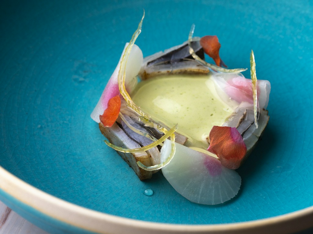 『ホタテ、ベルベーヌのエスプーマ、カブ』