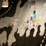 美味しいクラフトビールは全国でつくられているため、仕入れる銘柄を随時変えています。壁に描かれた日本地図に、その街で生まれたクラフトビールのラベルが貼られていきます。