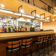 ひとりで訪れサッと飲んで帰ることが出来るように、カウンターは大きくつくられています。おしゃべりも料理も食べることなく、ビールを一杯だけ飲んで帰る。そんな人も大歓迎です。