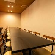 半個室の半分は壁に覆われ、残りの半分はフロアとひと続きにつくられています。そのため、仲間同士での楽しい時間を送りながらも周囲の賑わいに自然と混ざることが出来ます。