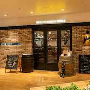 一階には大手スーパーや酒屋がある地下につくられているため、初めて訪れる方には少し分かりにくいかも？しかし地下にあるとは思えないほど、空間を贅沢にゆったりつくられています。