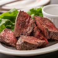 「やっぱり、ビールといったら肉でしょ！」とばかりに　ジューシーに焼き上げられています。噛み応えと味わいの両方を楽しめるような絶妙な大きさにカットされているので、どんどん食が進みます。