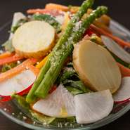 【CRAFT！KUNITA-CHIKA】を営業している会社は、同時に野菜の直売所も運営しています。そのため、野菜の鮮度はおりがみ付き。できあがったサラダは野菜の種類も豊富で、みずみずしさが違います。 