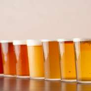 「クラフトビール」は、日本各地から取り寄せています。【CRAFT！KUNITA-CHIKA】では、限定物や珍しいもの、ブルワリーの方々とコラボでつくられたオリジナルビールを楽しむことができます。