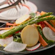 直売所を運営しているため、その直売所に卸すような新鮮で美味しい野菜を料理に使うことができます。少しでも鮮度を保ちたいため、毎朝農家へは自社便を出し、野菜の集荷が行われます。