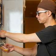 【CRAFT！KUNITA-CHIKA】は地下にあり、一人で来店されても気さくに飲める雰囲気を大切にしています。国立駅からも近いので、家に帰る前にちょっと立ち寄っていきませんか？