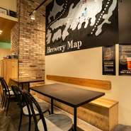 宴会もカンタンに開けるような、広々とした空間がつくられています。ビールと料理をゆっくりと楽しめるような、オシャレで落ち着いた雰囲気が自慢です。