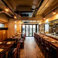 恵比寿駅から徒歩6分ほどの立地。10皿のコースをしっかりと食べられるのに、値段はとてもリーズナブル。おいしい料理をカジュアルに楽しめるのがこの店の魅力です。