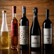 産地は絞らず、ワインそのもののおいしさや“おもしろさ”を中心にセレクト。料理に寄り添って味を調和してくれるものや、風味を加えて味わいを広げてくれるもの、時には日本酒もペアリングします。