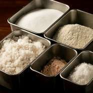 “料理を味わう楽しさ”を感じてもらえるようにと、コースの中には被るものがないほど様々な食材が使われています。調理の基本である塩も、世界中から取り寄せたものの中から素材にあわせて使い分けているのだそう。