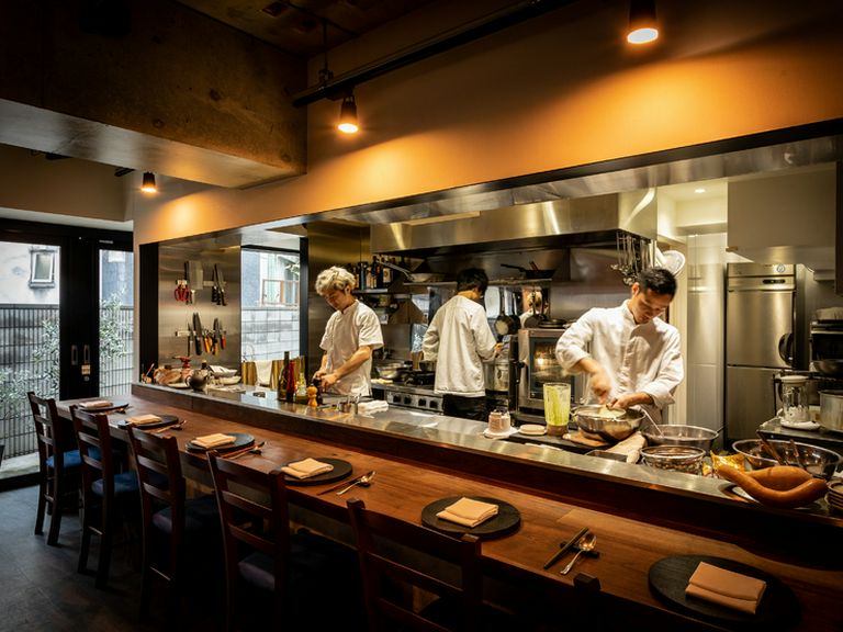 料理人の機敏な動きや所作が見えるオープンキッチン