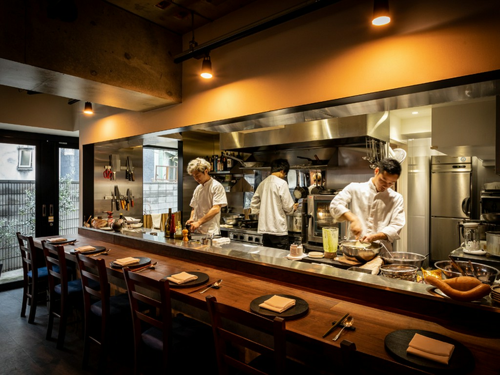 料理人の機敏な動きや所作が見えるオープンキッチン