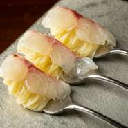 一口サイズのパスタには、塩で旨味を引き出された鯛がのっている。パスタの歯ごたえとオリーブのとろみのある舌ざわりが心地よく、隠し味のトマトウォータで後味はさっぱり。