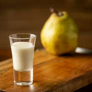 優しい塩味で始まり、優しい甘みで終わる、ジャガイモと季節のフルーツをつかったビシソワーズ。提供と同時にスタッフから、素材のフルーツを当てる“クイズ”が出題される。この日の正解は「ラ・フランス」。