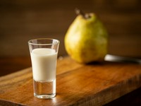 優しい塩味で始まり、優しい甘みで終わる、ジャガイモと季節のフルーツをつかったビシソワーズ。提供と同時にスタッフから、素材のフルーツを当てる“クイズ”が出題される。この日の正解は「ラ・フランス」。