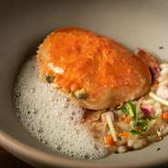 セイコガニの卵に、カニ味噌と身を加えたリゾット。細かく切った甘味のあるカブは食感に、山椒は香りにアクセントを加えている。カニの甲羅から生姜とオリーブオイルの泡が吹き出した、見た目にも楽しい一品だ。