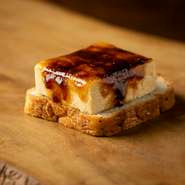 濃厚で甘いフォアグラのブリュレと、ビターなエスプレッソのパン、2つの風味の対比がおもしろい一品。温度と食感も対比していて、ブリュレはひんやりとしていてなめらか、パンはあたたかくサクッとしている。