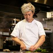 料理をベストなタイミングで提供するために、1時間ごとに一斉スタートの「おまかせコース」にしています。スタッフ皆でお客様の状況を把握しながら“おいしい料理によるホスピタリティ”を大切にしています。