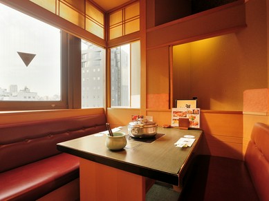 2名で利用できる半個室。いつもとは違う大人のデートを