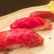 和牛炙り寿司。赤身（モモ肉）、リブロース、サーロインの炙り寿司。
人気の定番料理です。