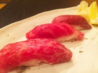 和牛炙り寿司。赤身（モモ肉）、リブロース、サーロインの炙り寿司。
人気の定番料理です。