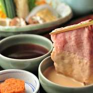 A3等級黒毛和牛のリブロース・モモ・サーロインを使用。まずは肉を先に食べ、昆布だしと牛肉の旨みが合わさった極上のスープで、野菜ときしめんをいただくのがおいしく食べるコツです。ポン酢やゴマダレも自家製。