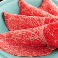 お肉（120g）・お野菜・きしめん・もち・ごはん
格付けA3等級の黒毛和牛のモモ肉です。柔らかく、ヘルシーです。見た目サシは入っていますが脂質がモモ肉の為サッパリとお召し上がりいただけます。