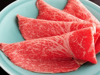 お肉（120g）・お野菜・きしめん・もち・ごはん
格付けA3等級の黒毛和牛のモモ肉です。柔らかく、ヘルシーです。見た目サシは入っていますが脂質がモモ肉の為サッパリとお召し上がりいただけます。