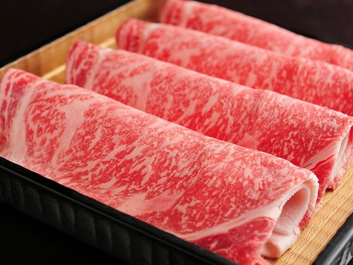霜降りが美しい『リブロース』。キメが細かく、柔らかな食感